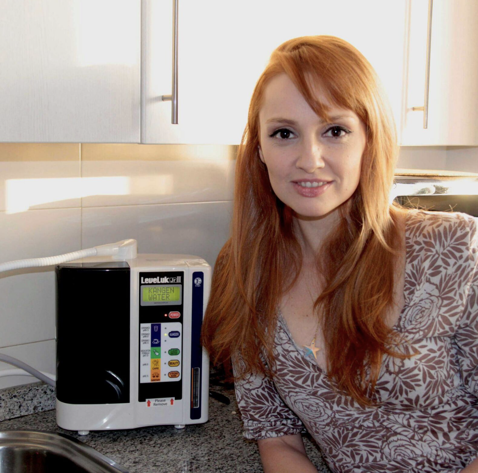 Cristina Castaño con su máquina Kangen LevelUk Jr II