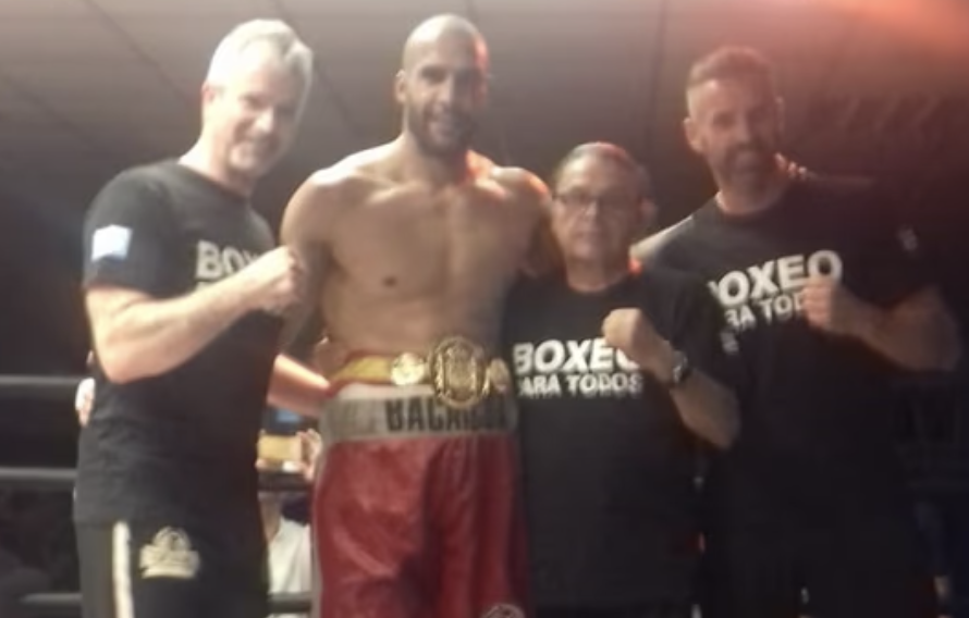 Gabriel Enguema, Campeón de España de Boxeo, con su cinturón de campeón
