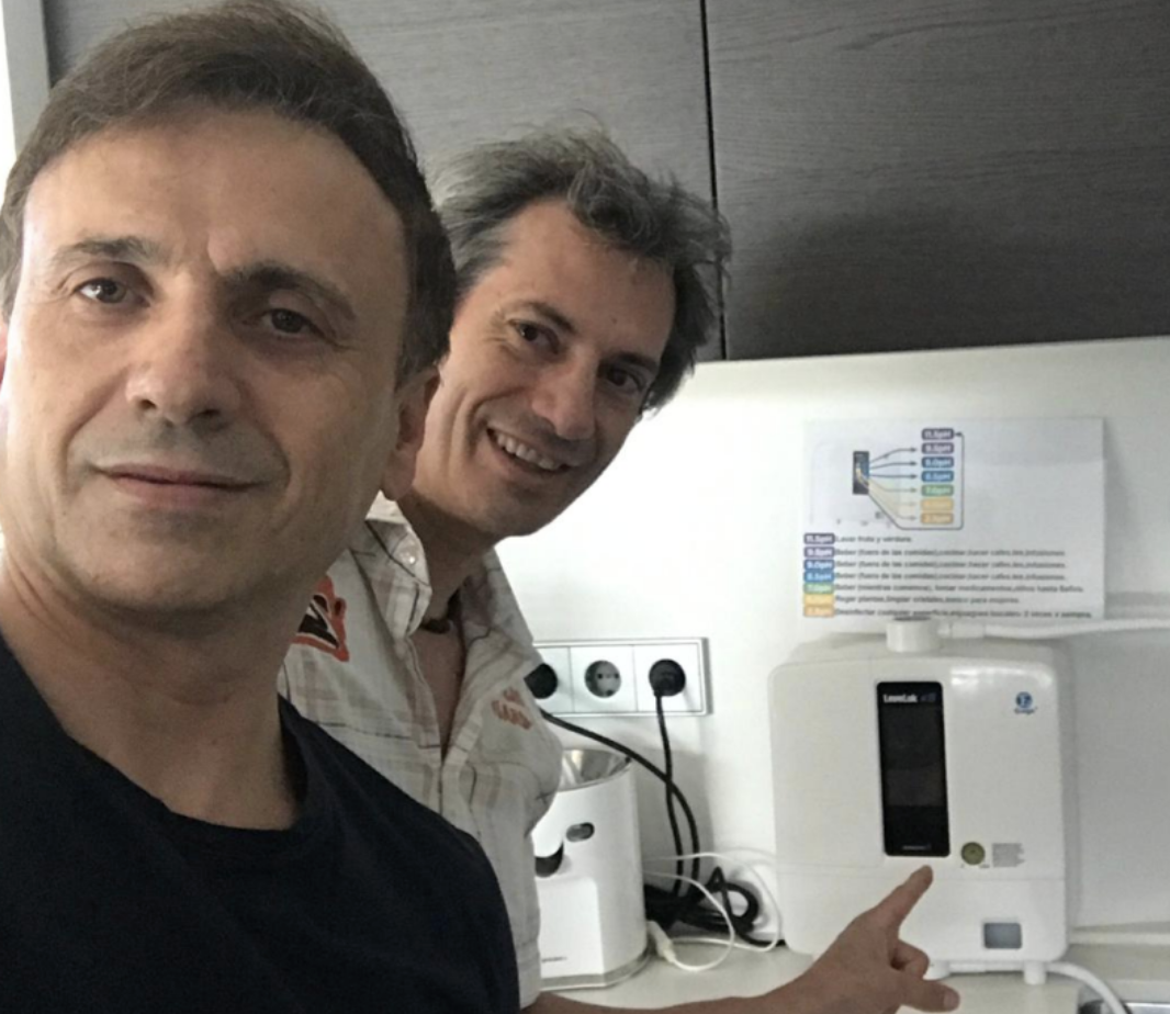 Jose Mota con su máquina Kangen